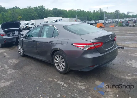 2018 Toyota Camry L z USA, uszkodzony, nr VIN 4T1B11HK5JU559292